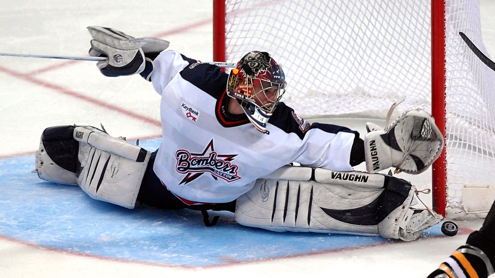 球员场上拼抢积极展现良好身体对抗能力与防守覆盖范围，积极拼抢前场篮板球是防守快攻的方法之一