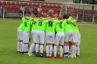 爱游戏登录-库里赛后称赞队友团结赢下关键比赛，库里鼓励